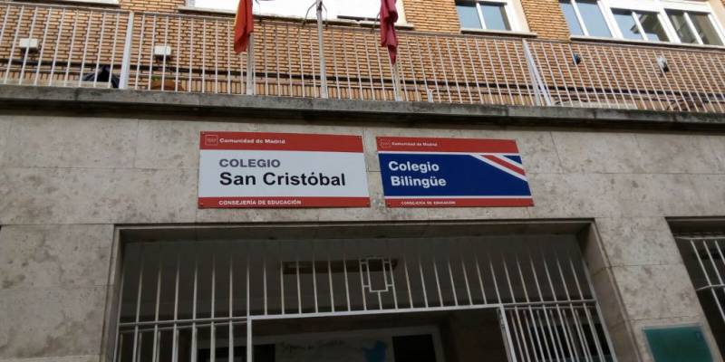 Entrega de alimentos a la despensa solidaria del Colegio San Cristóbal de Madrid